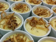 GRATIN DE BACALHAU E NATAS COM CRISPIS DE CEBOLA ROXA